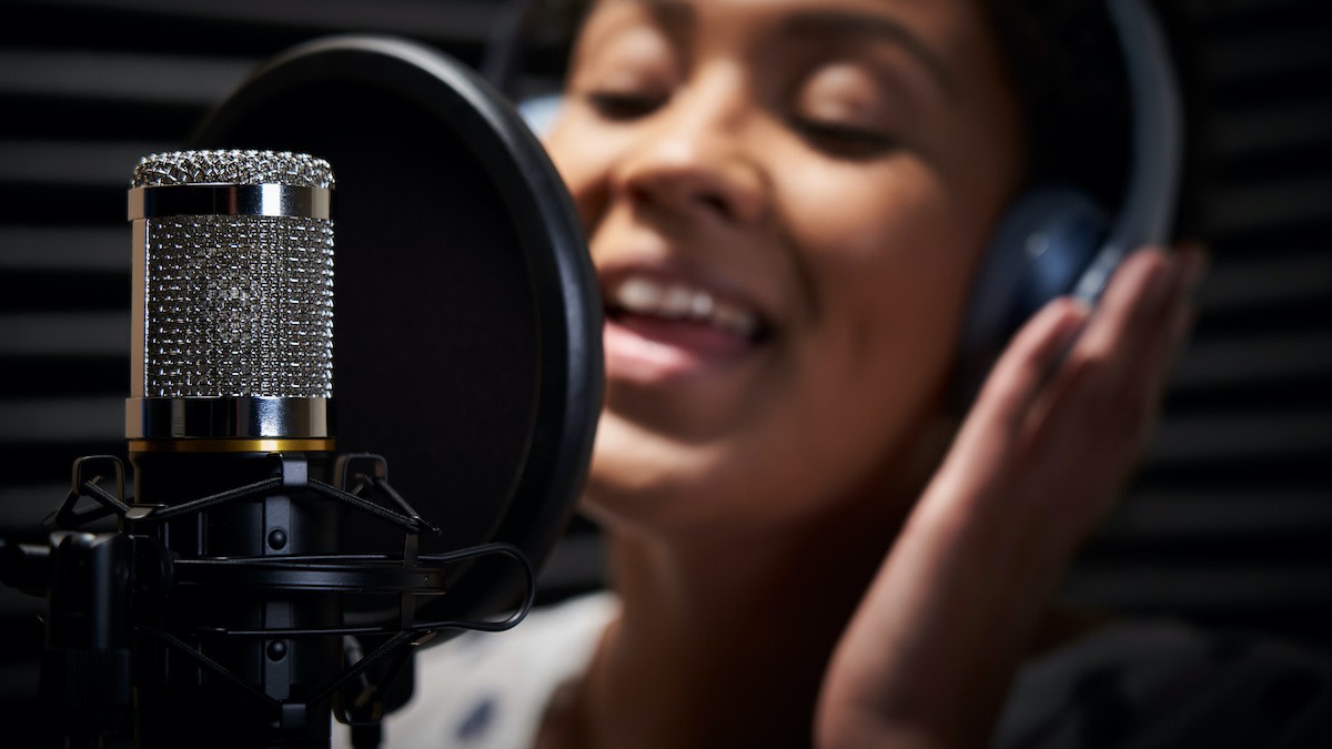 how-to-handle-vocal-strain-7-tips-for-taking-care-of-your-voice-2022