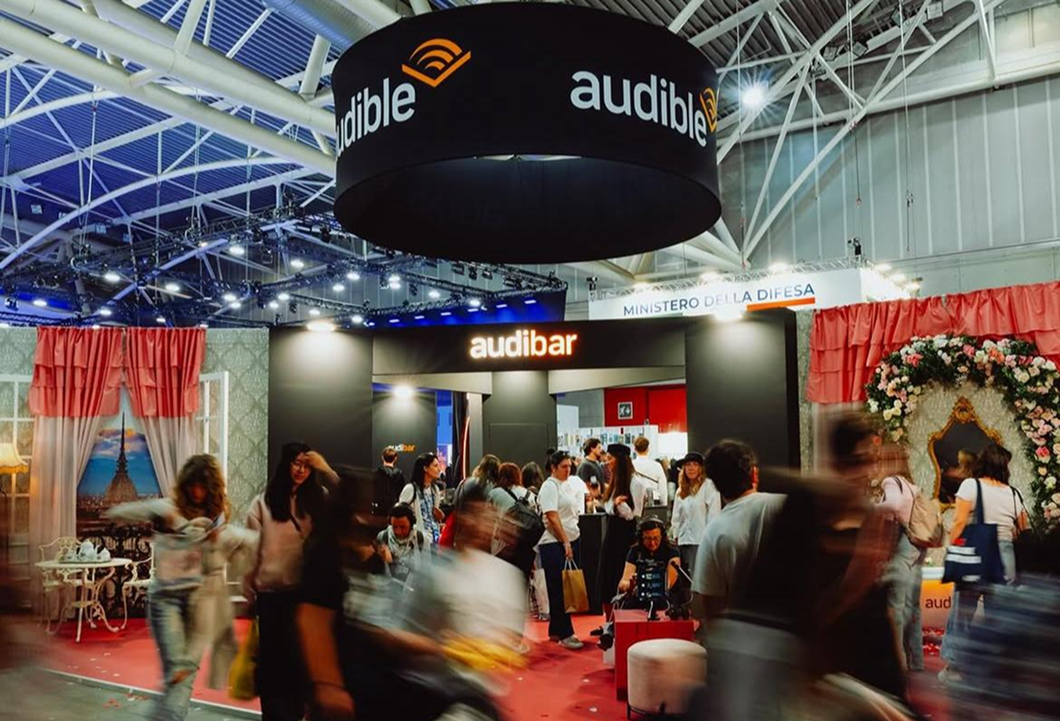 Throughout the fair, visitors found respite from the hustle and bustle at the AudiBar, a unique experience with listening stations. There they escaped into stories from Audible’s Italian catalog and took photos in staged romance, fantasy and true crime settings.