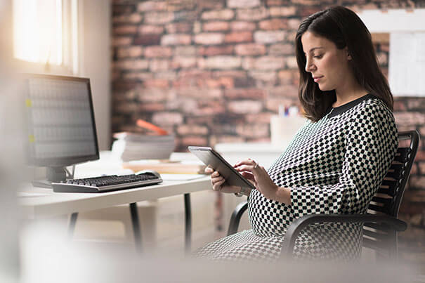 Maternity_leave_605x403 Pregnant woman working in the office