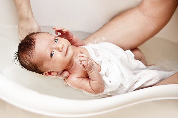sponge bath newborn with umbilical cord