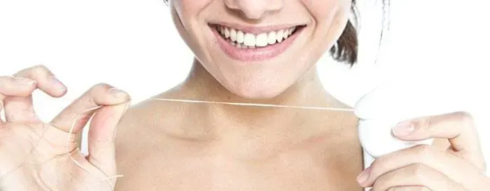 フロスは歯ぐきの健康の促進にどのような働きをするのか：フロスの利点 