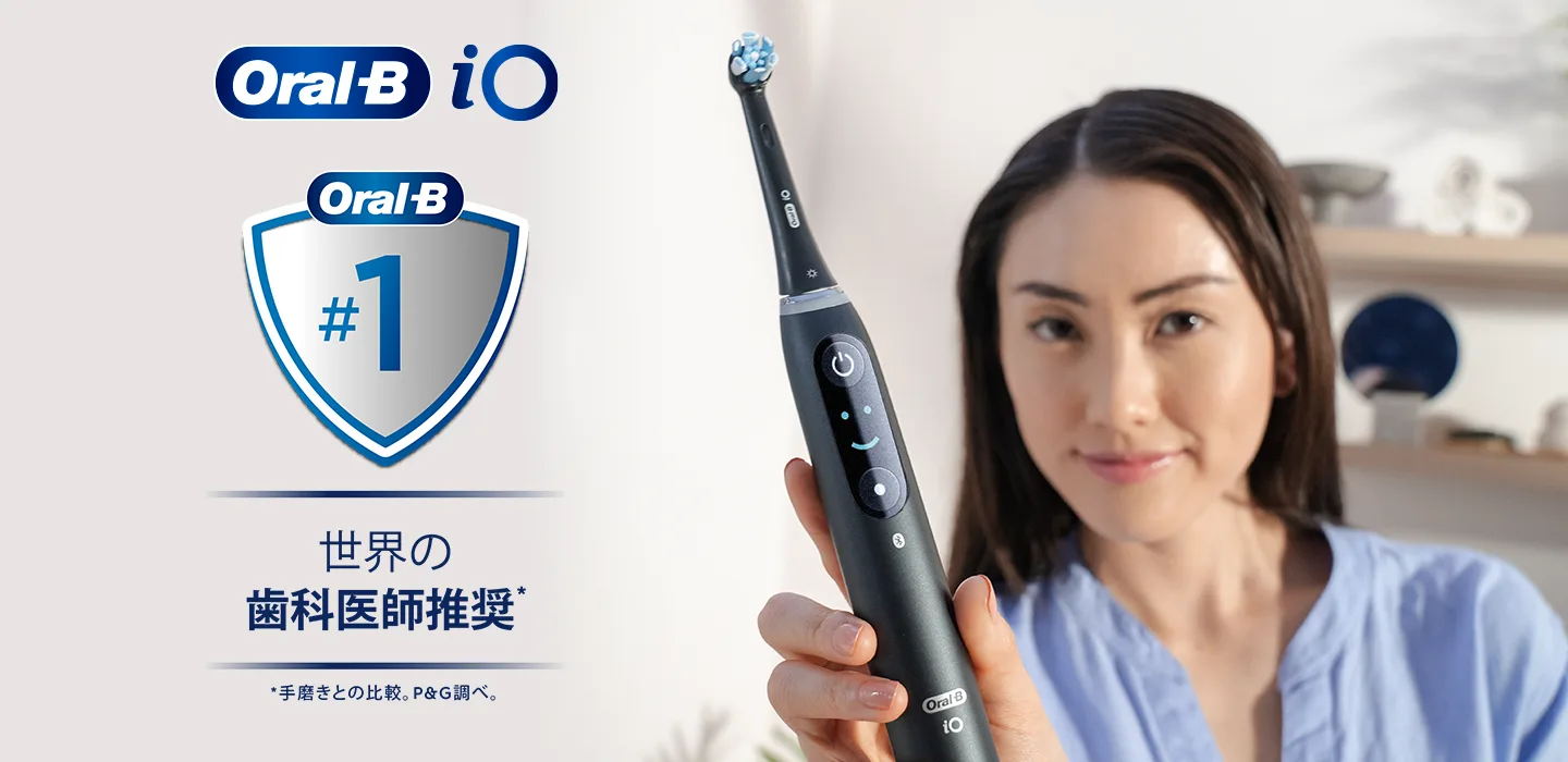 Oral-B電動歯ブラシを持つ女性  