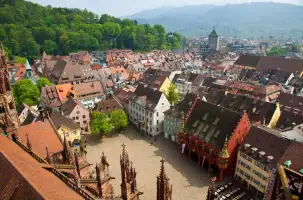 Hier sehen Sie ein Bild der Stadt Freiburg, in der unser Homeday-Immobilienmakler aktiv ist.