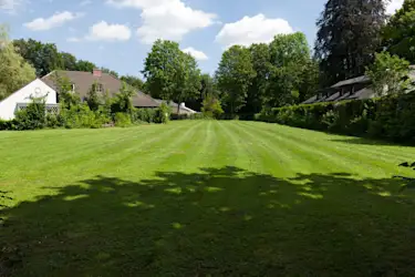 Hier sehen Sie ein Grundstück, dass den Verkehrswert einer Immobilie erheblich beeinflusst.