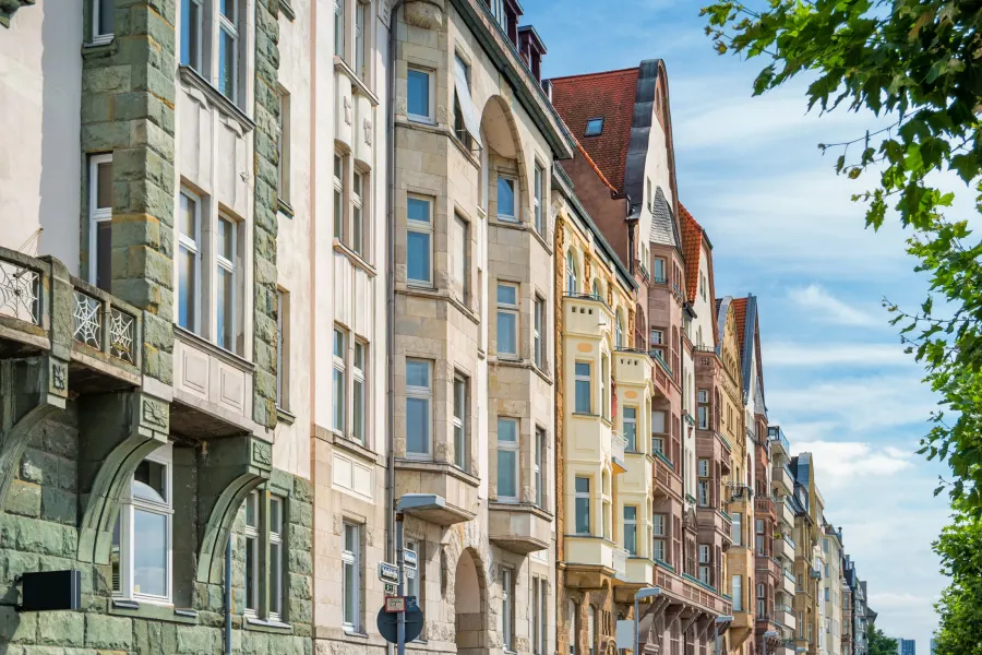 Hier sehen Sie eine Häuserreihe.