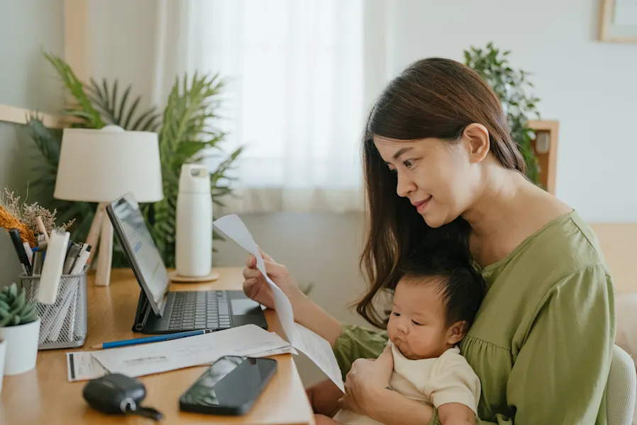 Hier sehen Sie eine Frau welche sich über Mietschuldenfreiheitsbescheinigung und Mietzahlungsbestätigung informiert.