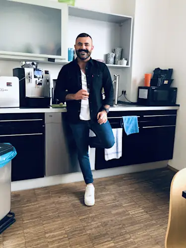 Hier sehen Sie den Homeday-Mitarbeiter Cihan Sarikaya in Köln.