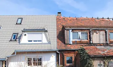 Zeitwert berechnen: Hier sehen Sie eine neue und eine alte Immobilie, die verschiedene Zeitwerte haben.