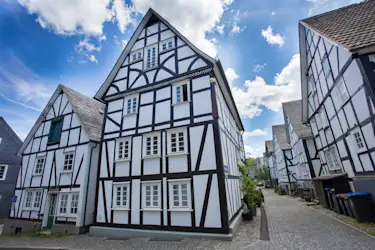 Hier würden Sie ein Bild eines Fachwerkhauses sehen.