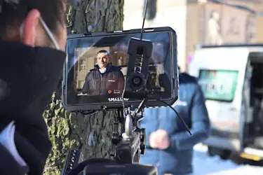 Vor Ort wurde ein Dokufilm produziert, in welchem Aaron Troschke mit Caritas Mitarbeitern über die Schutzanzüge spricht.