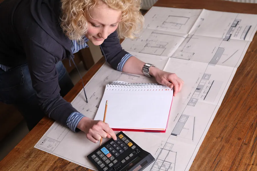 Hier würden Sie das Bild einer Frau sehen, die eine Bauvoranfrage stellt.