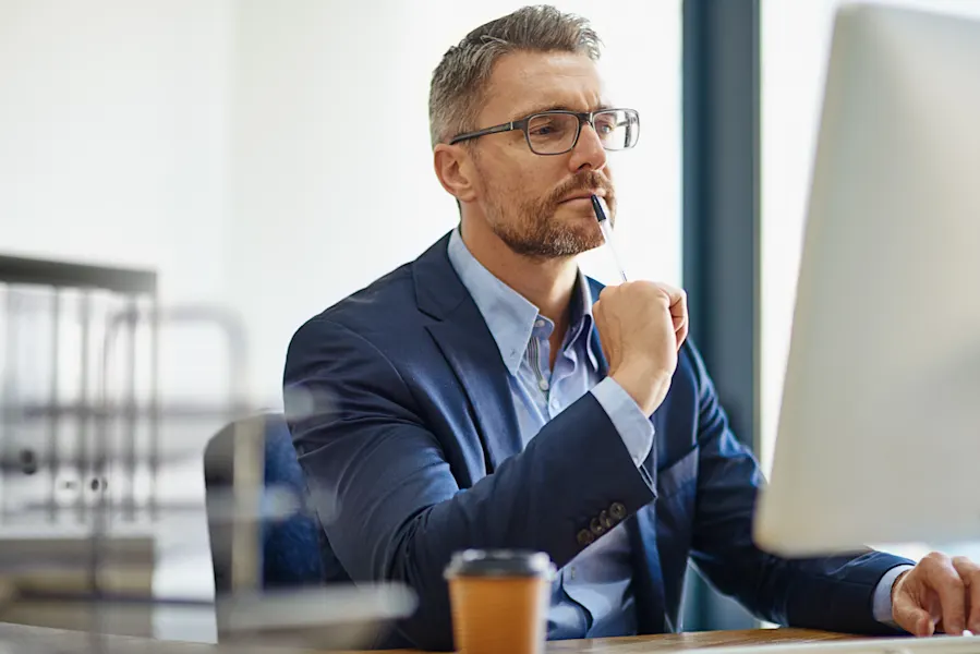 Hier sehen Sie einen Mann, der eine Teilungserklärung beantragen möchte.