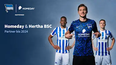 Auf diesem Foto sehen Sie drei Fußballspieler mit Homeday-Trikots. 