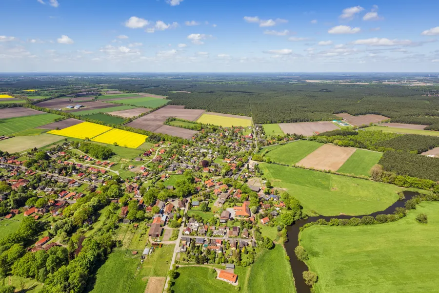 Eine große Landschaft auf der ein Bauernhof stehen könnte