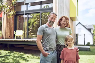 Hier sehen Sie eine junge Familie, welche durch einen Immobilientausch ihre Wohnung gegen ein Haus getauscht hat.