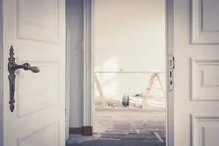 Hier sehen Sie das Bild einer Immobilie, indem eine Modernisierung durchgeführt wird.