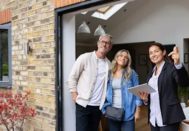 Hier sehen Sie, wie eine Maklerin eine Immobilienbesichtigung durchführt.