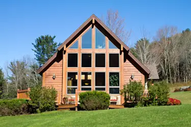 Hier würden Sie ein Bild eines Holzhauses sehen.