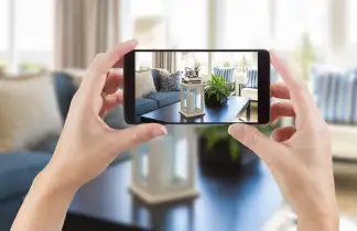 Hier würden Sie ein Smartphone sehen, dass eine Immobilienbesichtigung aufnimmt als Sinnbild zum Thema Digitalisierung Immobilienwirtschaft.