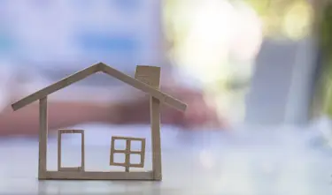 Hier sehen Sie das Bild eines Hauses, dessen Einheitswert als Grundlage zur Berechnung der Grundsteuer genutzt wird.