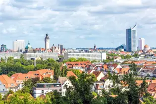 Auf diesem Bild sehen Sie die Sehenswürdigkeiten von Leipzig aus der Vogelperspektive zum Thema "Immobilie verkaufen in Leipzig". 