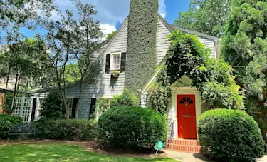 Auf dem Bild ist ein Haus mit Garten für welchen ein Sondernutzungsrecht besteht, zu sehen. 