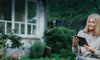 Immobilienbewertung: Hier sehen Sie eine Frau, die Ihre Immobilie bewerten lässt von Homeday in 2023.