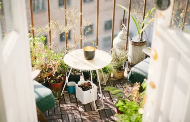 Auf diesem Bild ist ein Balkon, welcher laut Wohnflächenberechnung nach DIN 277 zu 100 Prozent als Wohnfläche zählt.