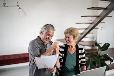Hier sehen Sie ein Paar, dass die Löschungsbewilligung von Ihrer Bank erhalten hat und somit die Grundschuld gelöscht ist.