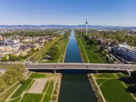 Hier würden Sie ein Bild der Stadt Mannheim mit Blick auf den Neckar sehen 