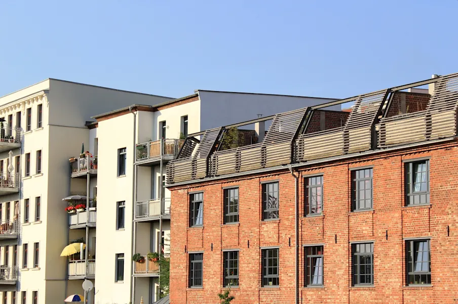 Hier sehen Sie ein Haus in welchen sich die Bewohner im Immobilienlexikon über Immobilien Fachbegriffe informieren.