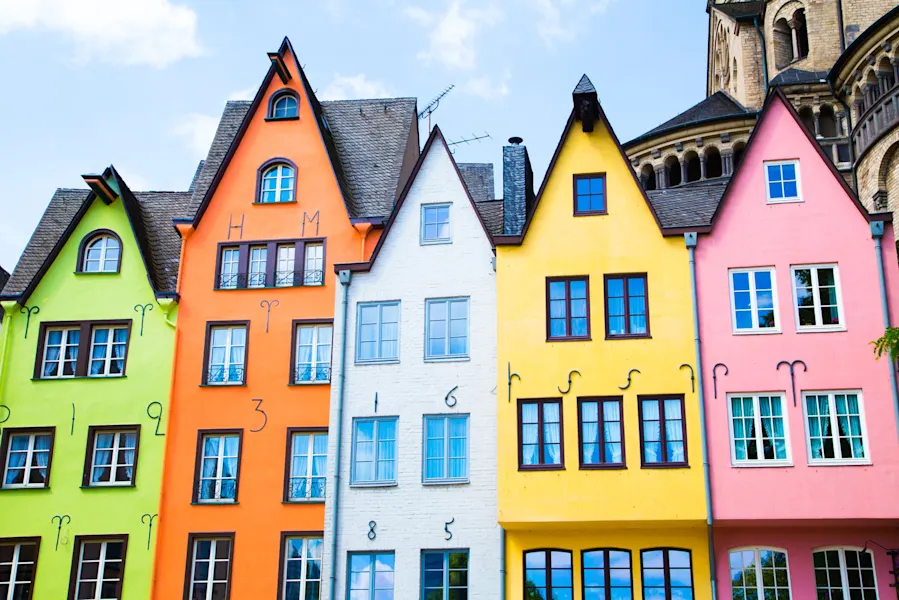 Hier sehen Sie die bunte Altstadt von Köln