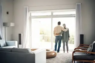 Hier sehen Sie zwei Menschen, welche über Erbschaft und Freibetrag Erbe nachdenken.