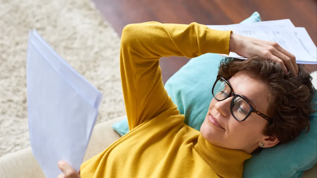 Hier sehen Sie eine Frau, die gerade mit dem Online Immobilienfinanzierung Rechner zur Immobilienfinanzierung von Homeday Ihre Finanzierungsoptionen berechnet hat.