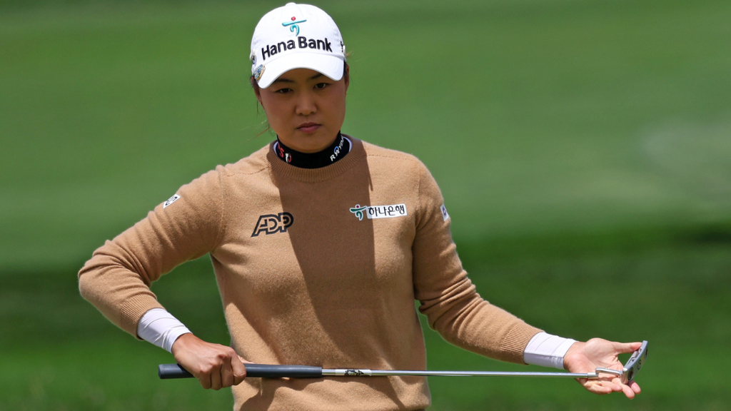 Minjee Lee lines up a putt in Round 3 of the US Women's Open