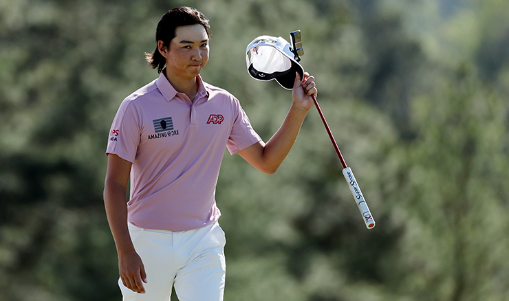 Min Woo Lee showing his appreciation to the Sunday crowd at Augusta National.