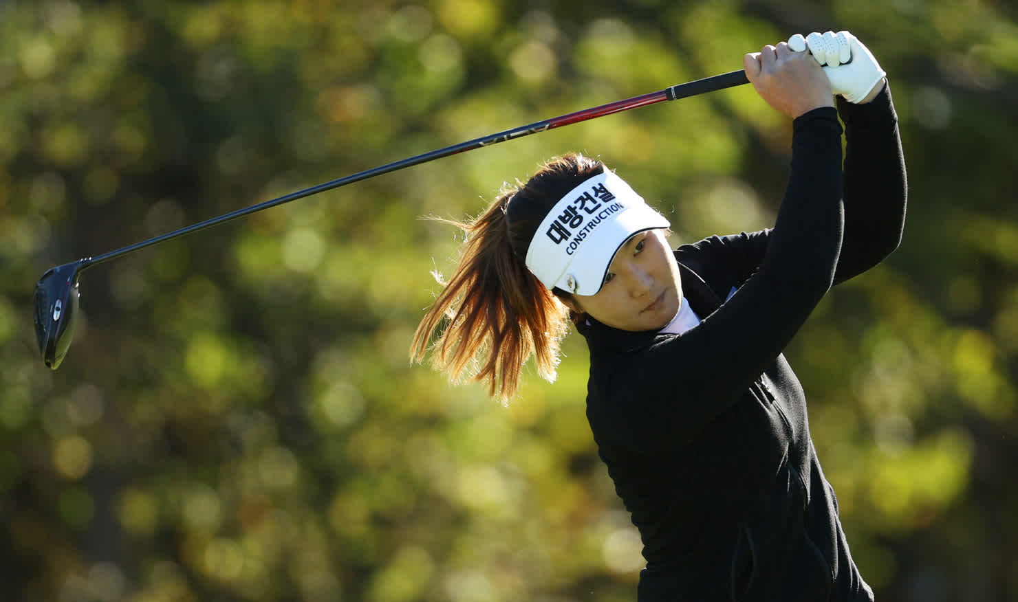 Su Oh puts her all into a drive on the fourth at Aronimink. 