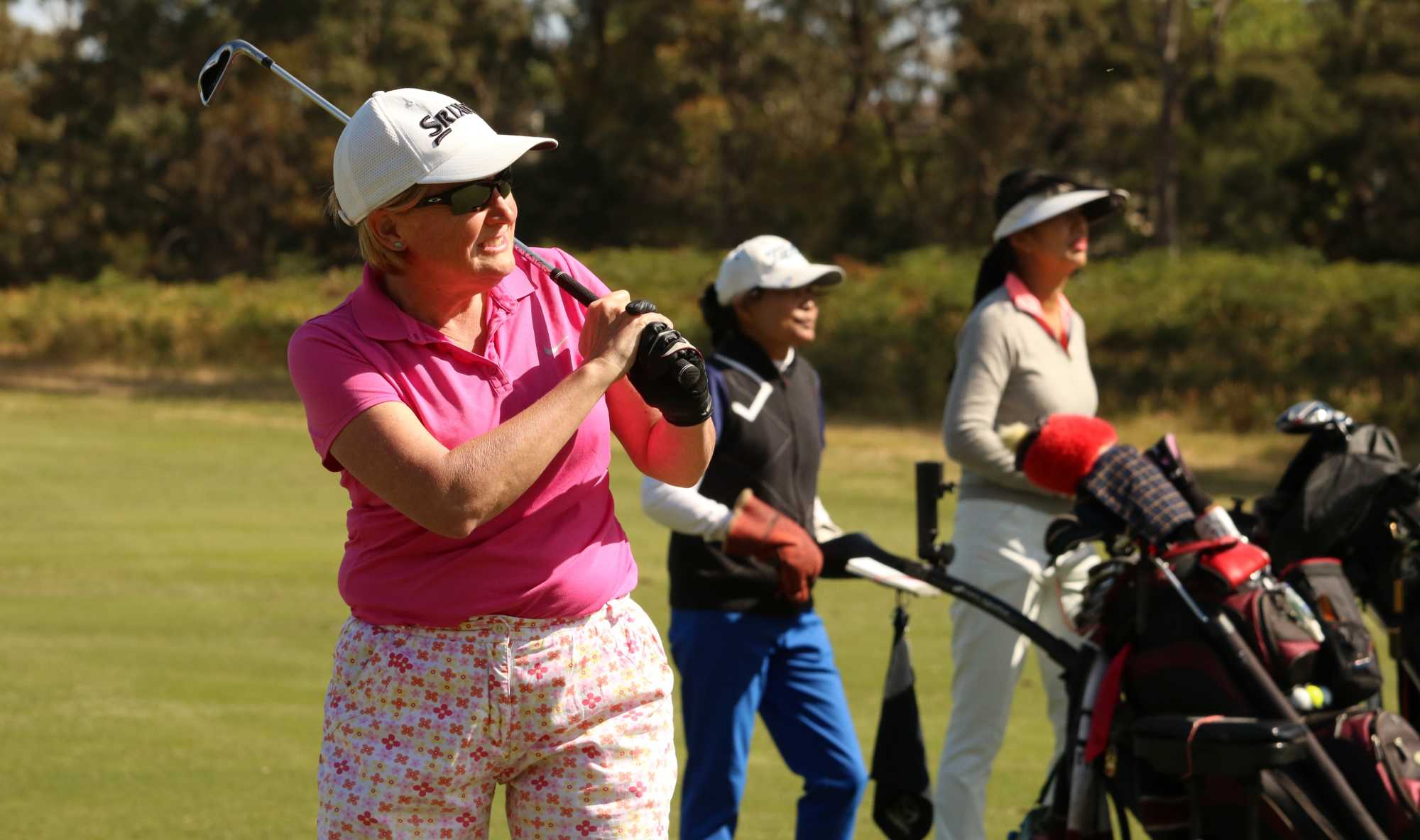 Women playing golf 