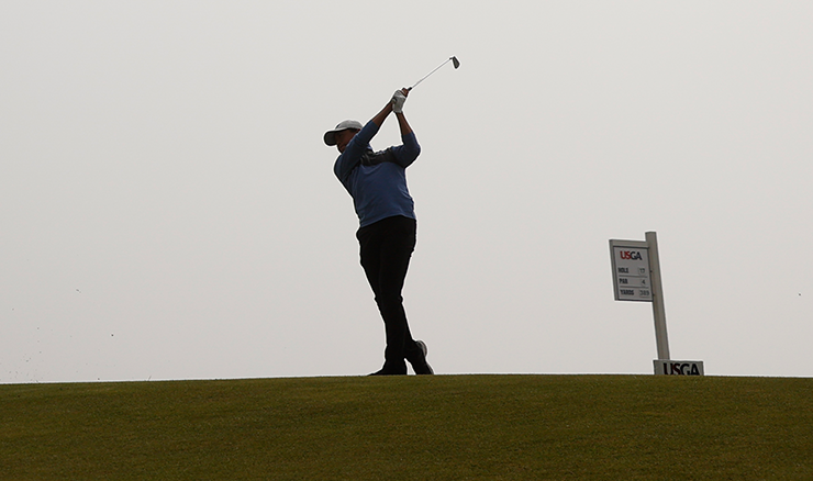 Jeffrey Guan hits his drive on hole 17 during the first round of stroke play at the 2022 U.S. Junior at Bandon Dunes Golf Resort in Bandon, Oregon. Photo: USGA.