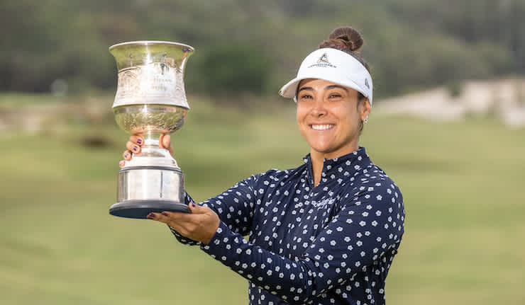 Mariajo Uribe with the Jan Stephenson Trophy.