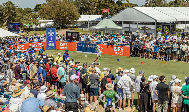 Fans gathered around the first tee as Grace Kim teed off on Sunday.