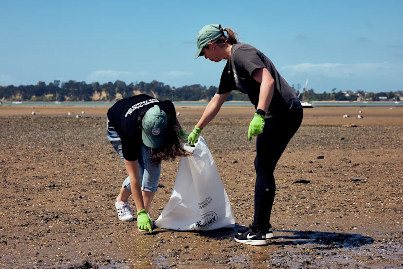 Phoenix Organics takes to the beach for rubbish removal as part of commitment to support a litter-free Aotearoa