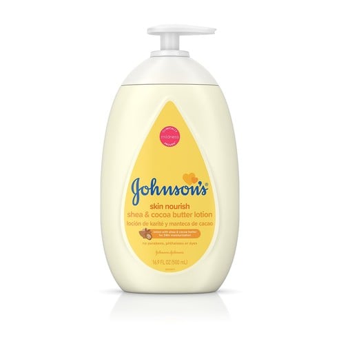 Envase blanco de loción de manteca de karité y cacao Johnson's Skin Nourish con una etiqueta amarilla sobre un fondo blanco. El texto de la botella dice: Johnson's skin nourish shea & cocoa butter lotion loción de karité y manteca de cacao 16.9 FL OZ (500 mL)" (loción de manteca de karité y cacao).