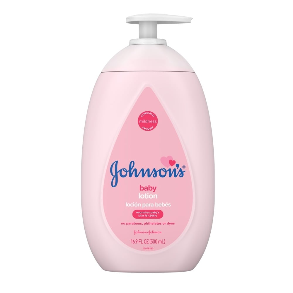 Bottle of Johnson's Baby Lotion in pink packaging, labeled as 'loción para bebés' with 16.9 FL OZ (500 mL) capacity, highlighting its mildness and absence of parabens, phthalates, or dyes.