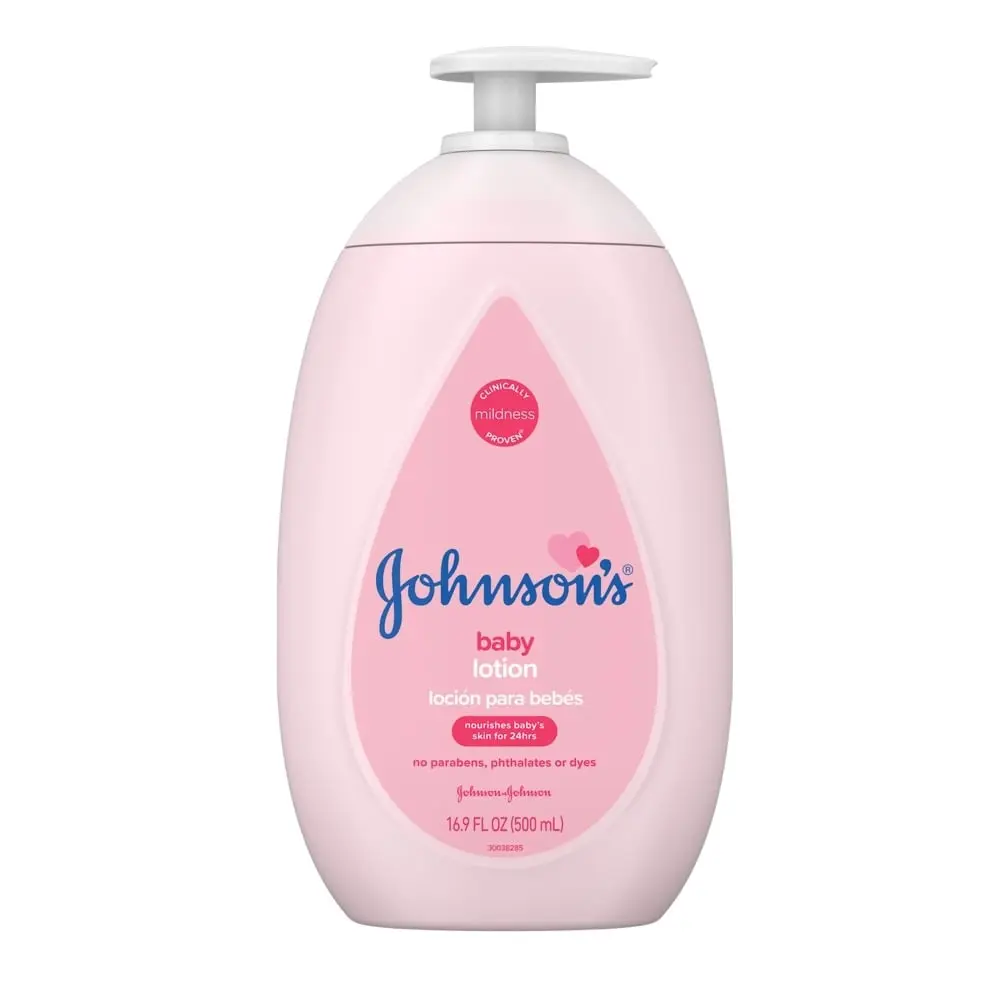 Bottle of Johnson's Baby Lotion in pink packaging, labeled as 'loción para bebés' with 16.9 FL OZ (500 mL) capacity, highlighting its mildness and absence of parabens, phthalates, or dyes.