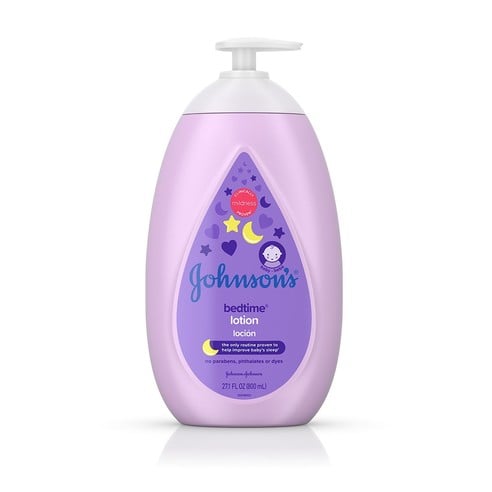 Envase de plástico con dosificador con etiqueta de "Johnson's Bedtime Lotion" (loción para ir a dormir) con diseño morado de temática nocturna, que contiene 27,1 fl oz (800 ml) sobre un fondo blanco. Incluye texto: "No parabens, phthalates or dyes" (sin parabenos, ftalatos ni colorantes).