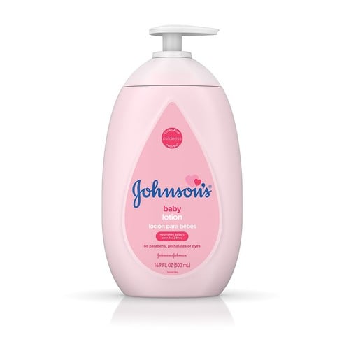 A pink bottle of Johnson's baby lotion sits upright against a white background. Text on the bottle reads: "Johnson's baby lotion, loción para bebés, clinicamente probado, no parabens, phthalates or dyes, 16.9 FL OZ (500 mL)."