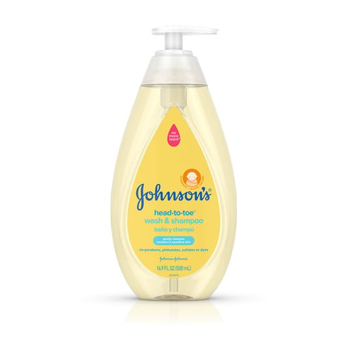 Envase de jabón líquido y champú Johnson's Head-To-Toe con dosificador, que contiene delicado limpiador para bebé, sobre un fondo blanco. Texto: "No parabens, phthalates, sulfates, or dyes (sin parabenos, ftalatos, sulfatos ni colorantes). 16.9 FL OZ (500 mL)".