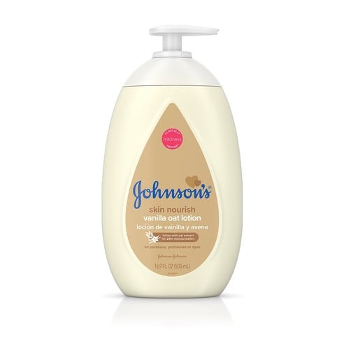 Envase plástico beige de "Johnson's Skin Nourish vanilla oat lotion" (loción de avena y vainilla) con un dispensador blanco sobre un fondo blanco. Texto: "No parabens, phthalates or dyes" (sin parabenos, ftalatos ni colorantes), 16.9 FL OZ (500 mL).