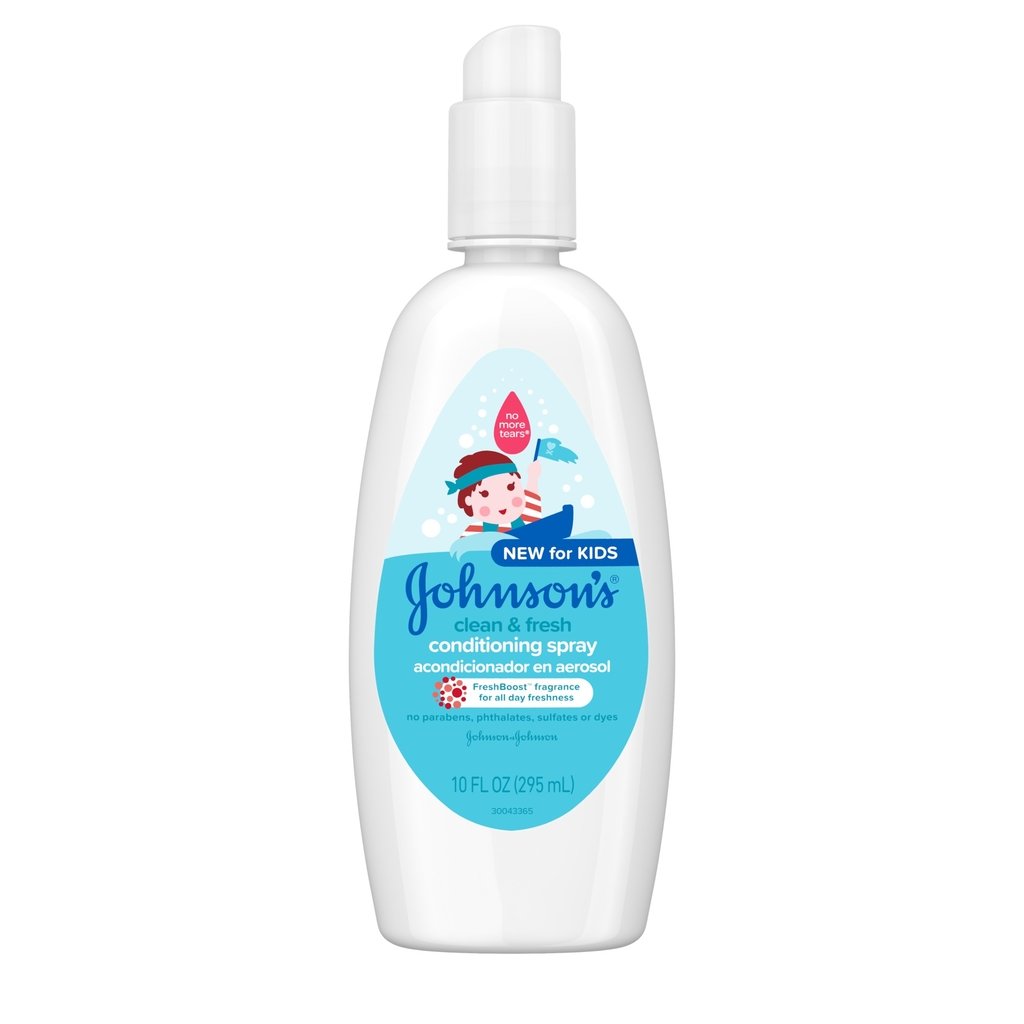 Johnsons Baby clean & fresh conditioning spray for kids, 10 fl oz (295 ml), with a blue label featuring a cartoon child in a bathtub and mentions it is new for kids and free from parabens, phthalates, and dyes.